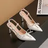 Sapatos femininos de bico fino com tachas 2026 primavera/verão sandálias fechadas sem calcanhar com saltos finos, sapatos de moda de salto alto com cadarço