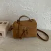 Bolsa de camurça de nicho para mulheres, nova bolsa versátil outono 2026 vintage, bolsa de mão e bolsa transversal, bolsa caixa de alta qualidade
