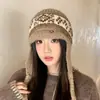 Chapéus de Outono e Inverno para Mulheres, Chapéus de Lã Tricotados com Forro de Fleece Estilo Étnico, Chapéus Lei Feng da Moda e Versáteis Estilo Coreano com Proteção para as Orelhas e Aquecimento
