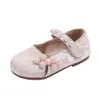 Nuevos zapatos de princesa estilo chino para niñas, con suela suave, diseño antideslizante y adecuados para actuaciones.. Estos nuevos artículos de otoño son zapatos de cuero con adornos de perlas para niños, perfectos para combinar con un cheongsam.