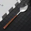Acero inoxidable con veta de madera imitación, juego portátil de tres piezas para estudiantes: palillos de madera para alitas de pollo, tenedor y cuchara portugueses, caja de vajilla para exteriores