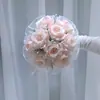197 boda novia sosteniendo flores rosa simulación licencia para recibir la mano de la novia lanzando flores accesorios para sesión de fotos de boda de viaje