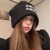 Touca Feminina da Moda Estilo Coreano com Circunferência da Cabeça Grande, Emagrece o Rosto, Quente, Protege as Orelhas, Turbante de Pelúcia Fashion com Letras