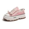 Sapatos brancos estilo K de sola grossa retrô 2024 verão novos para mulheres, estudantes da moda, tênis casuais versáteis para mulheres e papai