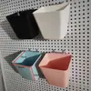 Tablero perforado de agujeros redondos, juego de accesorios con distancia de 2.5 entre centros de agujeros, estante, canasta colgante, gancho de caja con distancia de 1.6 entre agujeros