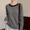 Novo suéter de malha listrado de gola redonda e manga longa para outono e inverno para mulheres, top pullover estilo coreano de caimento solto, suéter estiloso com color blocking