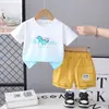 Conjunto de Verão para Meninos 2026 Novo Estilo Roupas Infantis Finas Dinossauro Cartoon Gola Redonda Manga Curta Conjunto de Duas Peças