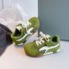 Zapatillas de entrenamiento alemanas estilo retro para niñas, nueva moda infantil primavera-verano 2026, zapatos casuales versátiles, zapatillas deportivas de suela suave, zapatos Forrest Gump