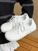 Sapatos Esportivos Brancos Versáteis Estilo Retrô Populares Outono 2025 Novos Sapatos Casuais Leves com Solado Macio e Plano para Treinamento Moral para Mulheres