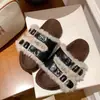Novo Estilo~ Chinelos Birkenstock Peludos de Tira Única com Fivela Dupla e Solado Grosso, Abertos na Ponta, para Mulheres, para Uso Externo no Outono e Inverno