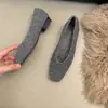 Sapatos Rasos Elegantes Cinza de Bico Quadrado Estilo Francês Peludos para Mulheres, Lançamento Outono e Inverno 2026 Slip-On Nicho Retro Flats