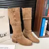 Botas longas de couro macio estilo retrô, bico redondo, estilo deserto, nova coleção outono/inverno 2026, design versátil com fivela de cinto plissada, efeito emagrecedor, botas de cano alto