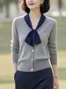 Suéter de punto francés con mangas acampanadas, suéter versátil adelgazante para mujer, suéter de punto con bloques de color y corbata de punto de alta gama, moderno, reduce la edad, para otoño e invierno