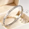 Pulseira hexagonal em aço titânio com design de favo de mel, best-seller transfronteiriço, luxo leve, design aberto, resistente à água, não desbota, alto valor estético, acessório de pulso pulseira
