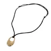 Collar Colgante Oval Hueco Pintado en Spray Estilo Minimalista, Cadena para Suéter Moderna y Única, Accesorio Versátil de Nicho para Mujeres con un Toque de Lujo