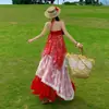 Conjunto de Viaje para Pastizales de Xinjiang con Falda Larga de Malla Roja Floral Irregular con Escote Halter, Conjunto Atmosférico