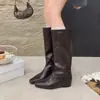Botas de caña alta versátiles que aumentan la altura, botines de moda 2026 de punta cuadrada de cuero sintético, estilo nuevo, con tacón de cuña, no por encima de la rodilla