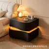 Mesita de noche inteligente estilo crema con cajones de madera maciza envueltos en cuero y luz con sensor, un pequeño mueble de almacenamiento para el dormitorio