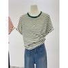 Camiseta Listrada em Cores Contrastantes Feminina Verão Retrô Americano Ombro Direito Gola Redonda Manga Curta Solta Casual Top com Camiseta Básica