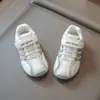 Zapatos para niñas, zapatillas de entrenamiento plateadas alemanas para niños, nuevo modelo de otoño 2026, transpirables, casuales, antideslizantes para niñas mayores