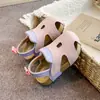 Sandalias Infantiles Estilo Coreano 2026 Verano Nuevos Zapatos Casuales para Niños Zapatos para Bebés de Exterior Niñas Zapatos de Playa Cerrados de Punta Modernos