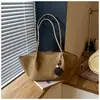 Bolso de Hombro Tote Casual con Colgante de Textura Moda Popular Retro Nuevo Otoño/Invierno 2024 Color Sólido para Mujer