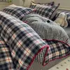 Conjunto de cama simples de outono e inverno de algodão puro escovado de quatro peças, capa de edredom espessa 100% algodão e um conjunto de lençóis de três peças luxuoso e de alta qualidade