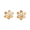 Un par de aretes de perla con pétalos tridimensionales de estilo pastoral natural para mujer, versátiles para el uso diario