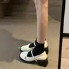 Nuevos zapatos de cuero para mujer estilo chino 2026 otoño nuevo zapatos de tacón bajo con tacones gruesos, tiras de perlas y punta redonda tacones altos