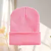 Gorro de lana otoño e invierno gorro para el frío gorro de punto para pareja color caramelo gorro de punto para pullover patrón de texto con logotipo bordado personalizado