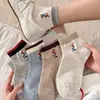 Calcetines Bordados de Cachorro con Gorro Rojo de Dibujos Animados Color-Bloque para Mujer, Calcetines Cortos Finos Sin Costuras de Algodón Puro para Primavera y Verano, Calcetines Populares de Caña Media 2026