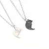 Collar cruzado para hombre Europa y Estados Unidos diseño de gato blanco y negro de dibujos animados colgante de acero inoxidable joyería linda para pareja venta al por mayor mujeres