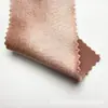 Tejido de satén elástico, grueso y brillante con una caída suave, que presenta un efecto reluciente de seda artificial, adecuado para disfraces de baile y ropa formal.