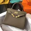 Bolsa Kelly Feita à Mão com Fio Encerado Couro Bovino de Primeira Camada Padrão Togo Costura Interna Segunda Geração Kelly Padrão Granulado Bolsa de Ombro Única Transversal para Mulheres