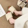 Chinelos de pele fofos e quentes estilo coreano para mulheres, adequados para uso externo, com sola grossa, chinelos de casa para outono e inverno, estilo Birkenstock, novo modelo 2026