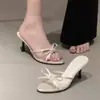Sapatos de salto único femininos, confortáveis e estilosos, com design de bico fino que faz você parecer mais alta, um novo modelo da moda, elegante e feminino, adequado para mulheres baixinhas, sandálias de bico baixo e sola macia 2026 para mulheres
