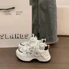 Zapatos de Malla de Cuero Suave Estilo Dad para Mujer 2026 Primavera/Verano Nuevos Redondos de Punta Suela Gruesa que Aumentan la Altura Transpirables Casuales Deportivos Modernos