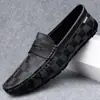 Mocasines de Lujo Ligero para Hombre Piel Genuina 2026 Nuevo Estilo Slip-ons Marca de Tendencia Casual Británico Estampados Mocasines de Un Paso