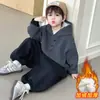 Conjunto de Pelúcia Listrado Duas Cores para Meninos Outono/Inverno 2026 Novo Inverno Estilo Coreano Tendência Cool Streetwear Conjunto de Duas Peças com Capuz