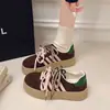 Tênis de Treino Alemão Feminino 2026 Primavera Novo Estilo para Pessoas Baixas, com Aumento de Altura Oculto, Estilo Casual, Cadarços Cruzados, Tênis de Bico Redondo