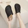 Lindas Meias-Pantufas Fechadas com Solado Grosso para Mulheres, Novo Modelo Verão 2026, Sandálias Perfuradas Confortáveis e Estilosas