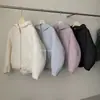 A jaqueta acolchoada de algodão com capuz leve de Zhang Beibei é de corte solto, afina a silhueta e é quente, com um design estilo coreano, adequada para estudantes.