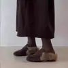 Sapatos peludos retrô de bico quadrado e salto grosso para mulheres, novo estilo outono/inverno 2025, de calçar, forrados com fleece, quentes, bico fechado, meia-pantufa