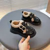 Zapatos de Algodón para Niñas Zapatos de Princesa Forrados de Felpa Estilo Británico Otoño e Invierno 2025 Zapatos de Frijol Cálidos Suela Blanda Engrosada Zapatos de Cuero para Niña Pequeña