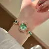 Relógio Redondo Europeu e Americano Transfronteiriço Cravejado de Diamantes com Pulseira de Puxar, Pulseira de Luxo Leve e de Alta Qualidade, Pulseira da Moda e de Temperamento Exquisito