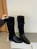 Primeiro Encontro Temporada Estilo Retro Coreano Nicho Patchwork Colorido Salto Grosso Botas de Cano Alto Outono/Inverno Fivela de Cinto Tubo Reto Botas Rider Emagrecedoras