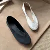 2026 Novos Mocassins Femininos Simples e Modernos Pés Sem Cansaço Bico Redondo Abertura em V Slip-on Sapatos Baixos Pele de Leite Sapatos de Vovó