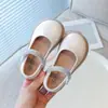 Sapatos Mary Jane de Couro para Meninas Estilo Novo Primavera e Outono Solado Macio Sapatos de Princesa com Strass Sapatos Pretos para Performance Sapatos Individuais Infantis Modernos