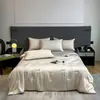 Juego de Cuatro Piezas de Colcha de Seda de Hielo de Verano Sencilla, Colcha de Seda Fresca de Verano, Lavable a Mano y en Máquina, Ropa de Cama de Lujo Ligero, Regalo de Colcha de Verano