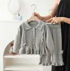 Conjunto de suéter tejido para niña: Conjunto de Dos Piezas: Cárdigan de Encaje con Cuello y Decoración de Flor Tridimensional, y Suéter con Lazo